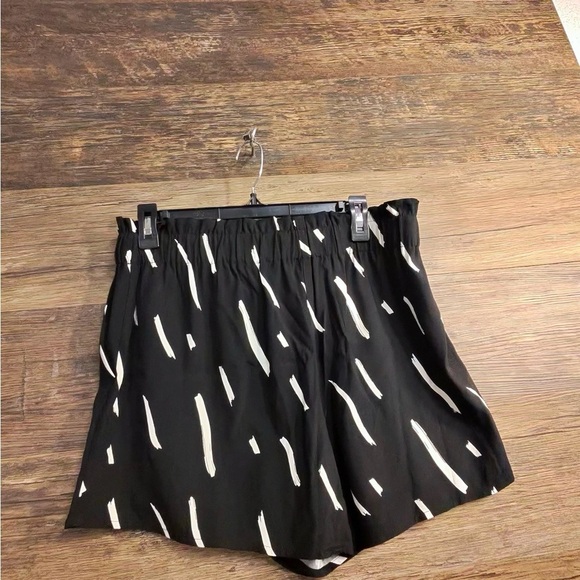 LOFT Black and White Shorts - Picture 2 of 8